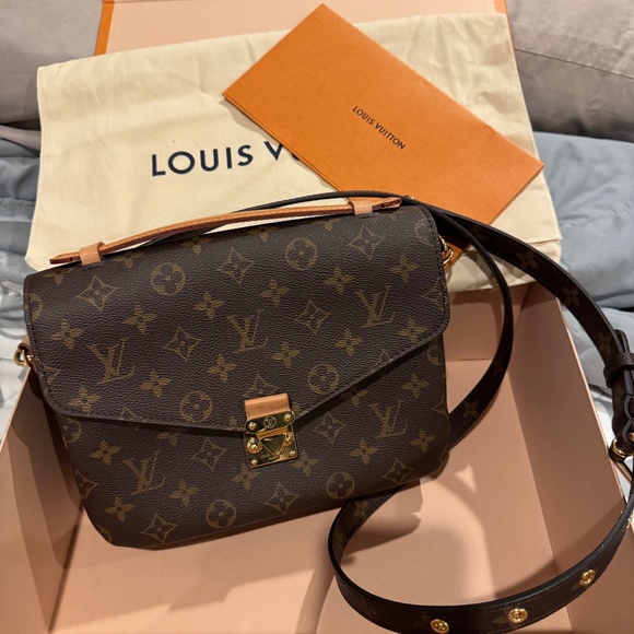 Louis Vuitton Pochette Metis - Picture 1 of 15